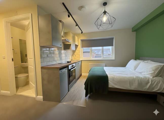 Large Brand New Rooms to Rent - Free Parking! Main Photo