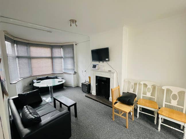 Four Bedroom House to Rent Gants Hill Station Main Photo