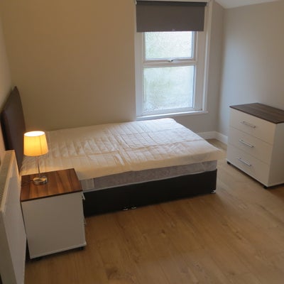 Quiet Professional Home Near Great Transport links Main Photo