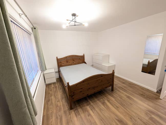Spacious, private double bedroom - bills included. Main Photo