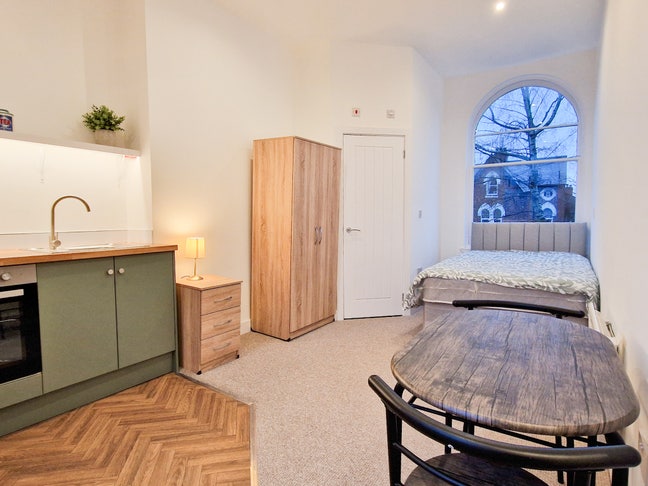 Modern Self Contained Studio - Bills Inc. Main Photo