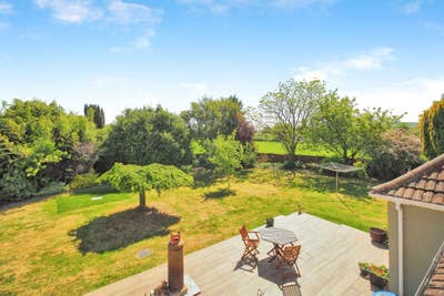 Large Bedroom with ensuite shower room Main Photo