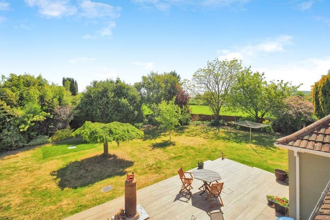 Large Bedroom with ensuite shower room Main Photo