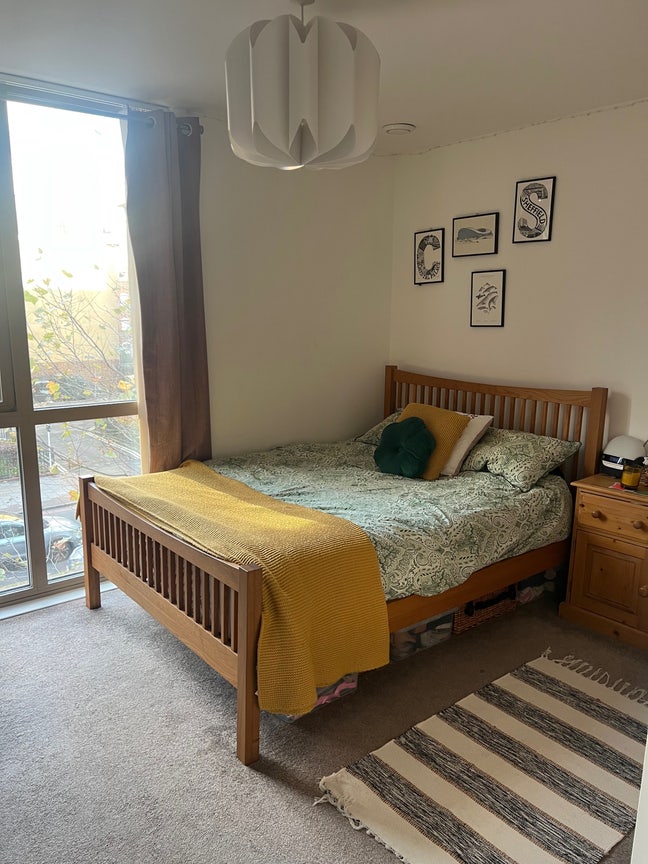 One room to fill in spacious 4 bed Main Photo