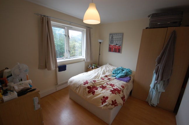 Large double room in flatshare Main Photo