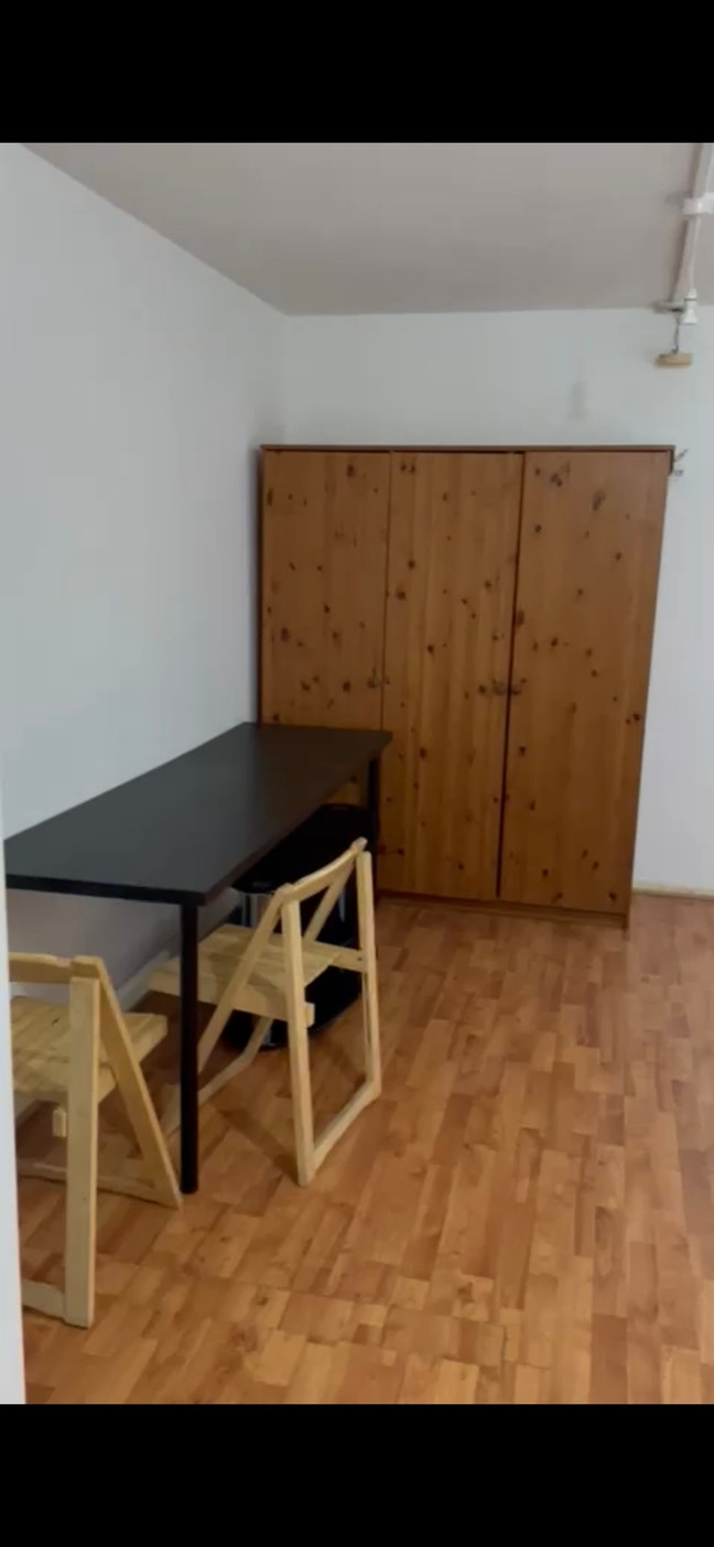 Master Bedroom in 2 bed apartmemt for rent in City Main Photo