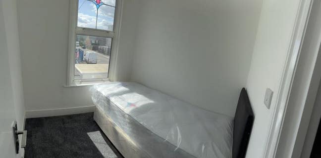 🌼 Bright & Comfortable Room • Great Location • Main Photo