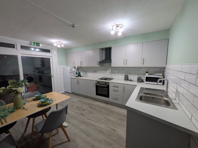 CR4 3QL New Double Ensuite Room Free Cleaner WIFI Main Photo