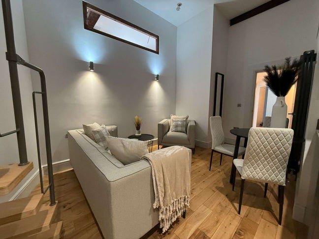 High ceiling room in 3 bed flat Main Photo