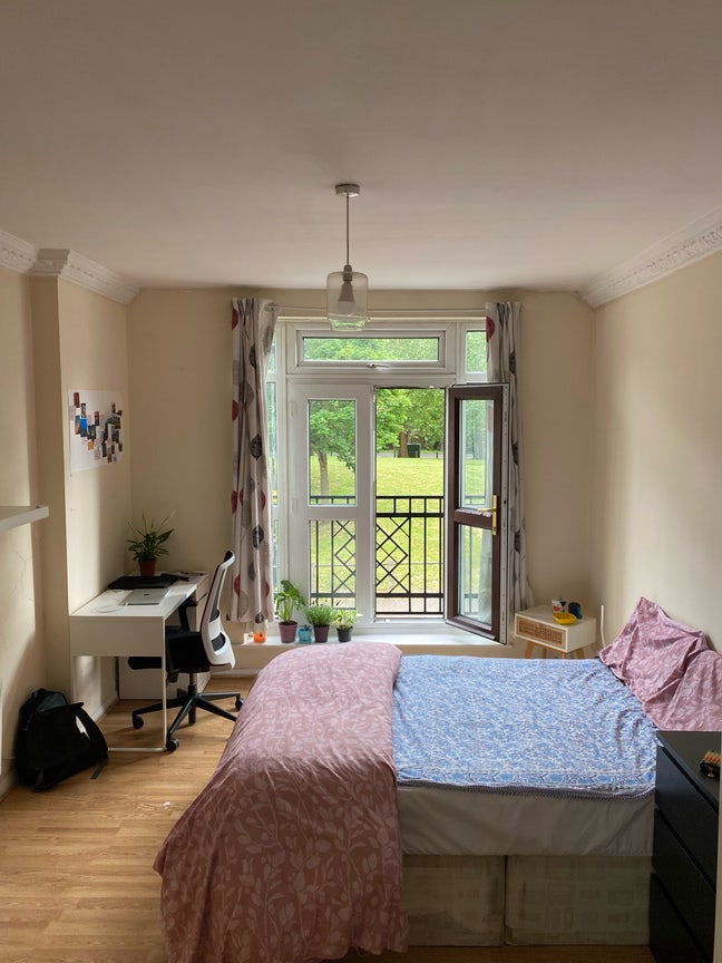 Spacious Ensuite with Private Kitchenette Main Photo