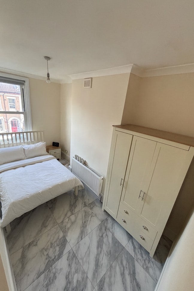 Double bed - all bills included - newly renovated Main Photo