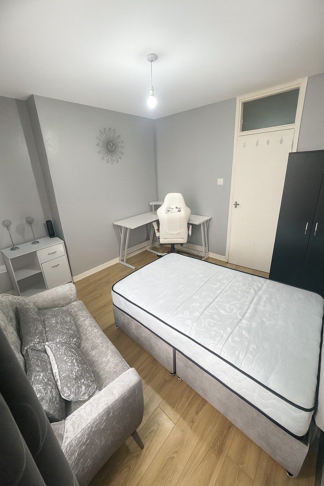 Secure Flatshare Room – Warm, Bright ready to move Main Photo