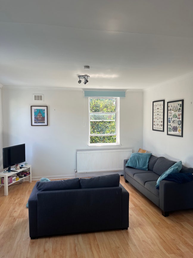 Large sunny double outside Stockwell station!  Main Photo