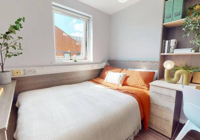 En-suit student room to rent by Piccadilly Station Main Photo