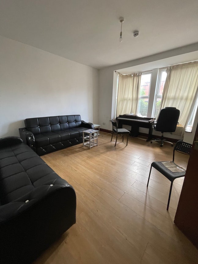 Fully Furnished Headingley Room Available Now Main Photo