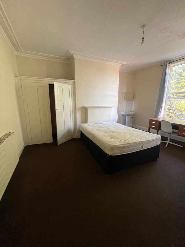 Beautiful Hyde Park Room with Own Sink Main Photo