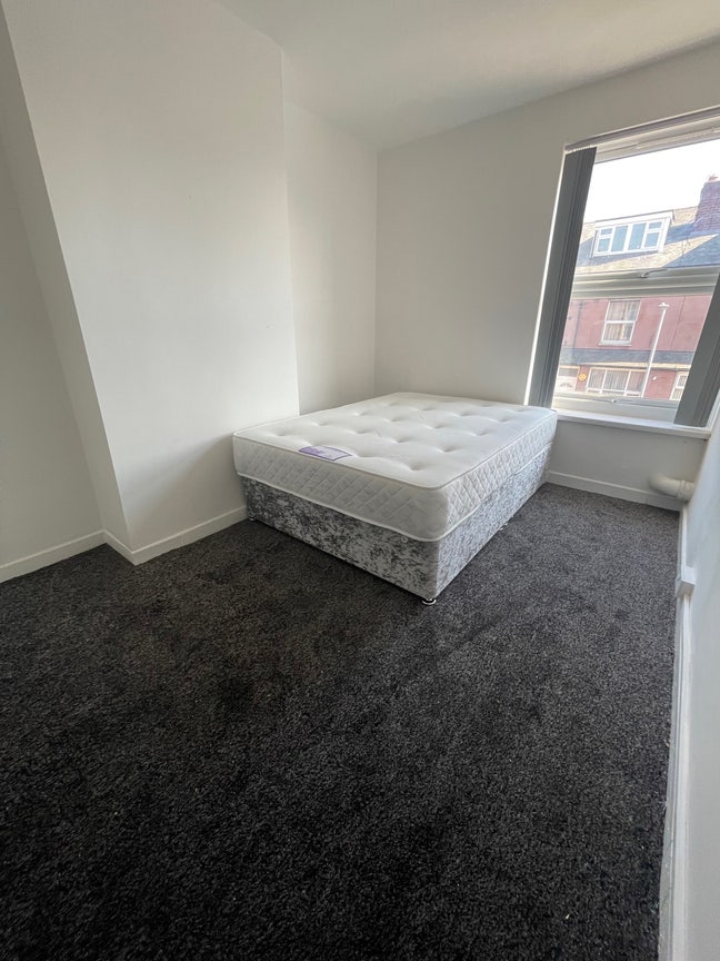 Large LS11 Room to Rent in 2-Bed Main Photo