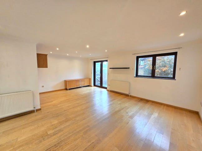 Three bedroom house to let with garden and off par Main Photo