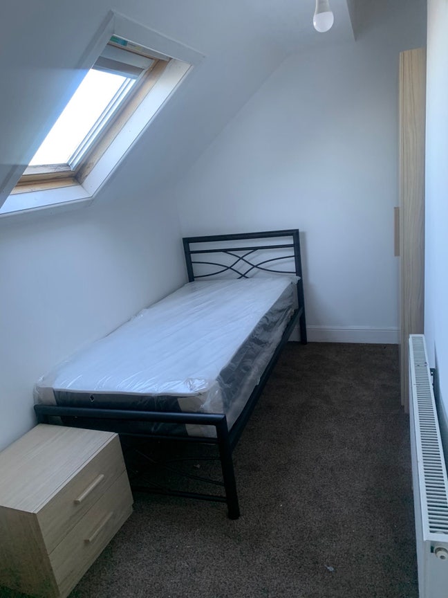 Room in 2 Bed - Are You on Benefits? Main Photo