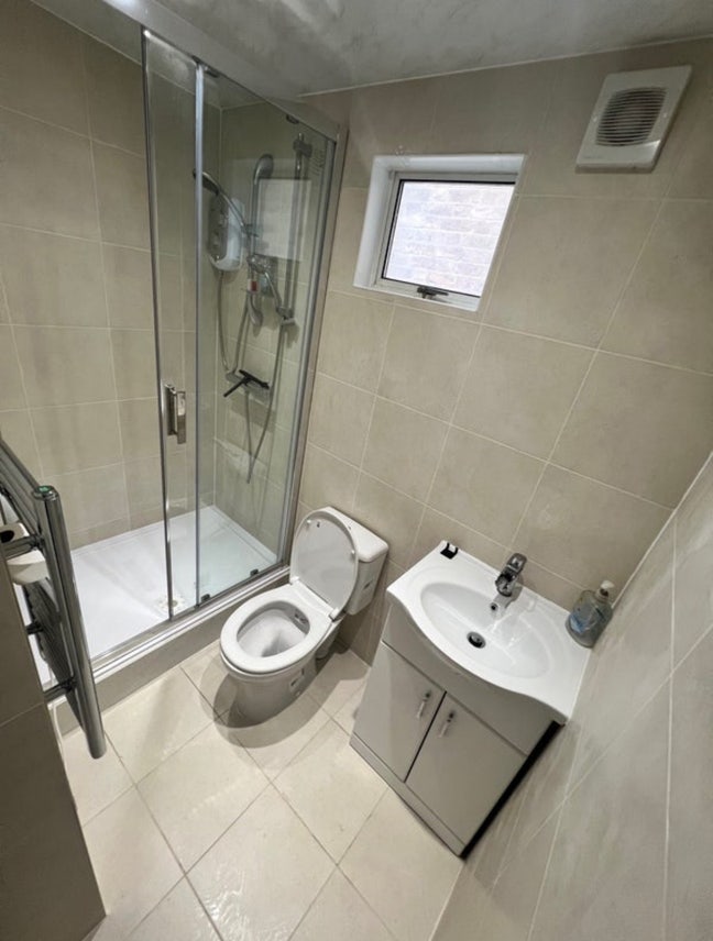 Large Double Room // Slough High street Main Photo