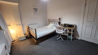 Spacious double in city centre - all female flat Main Photo