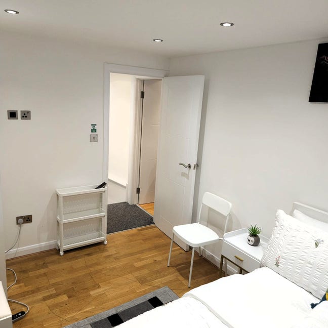 London Heathrow Serene House Main Photo