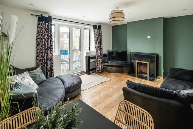 Bright Double Room – Quiet Home, WFH Friendly Main Photo