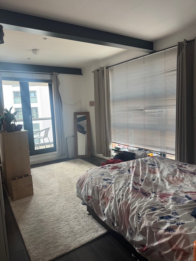 Huge room with balcony near Stratford station  Main Photo