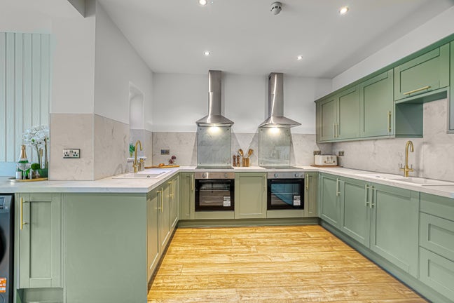 15 Minute Walk to Train Station - Brand New! Main Photo