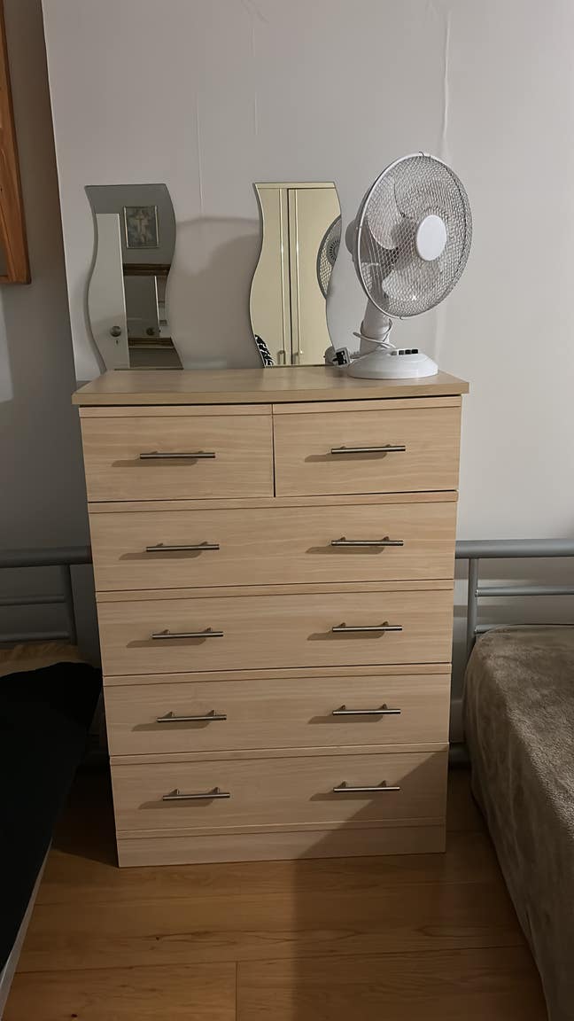 The room is large, dry, furnished. Main Photo