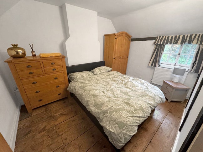 Double Room in Cobham Cottage Main Photo