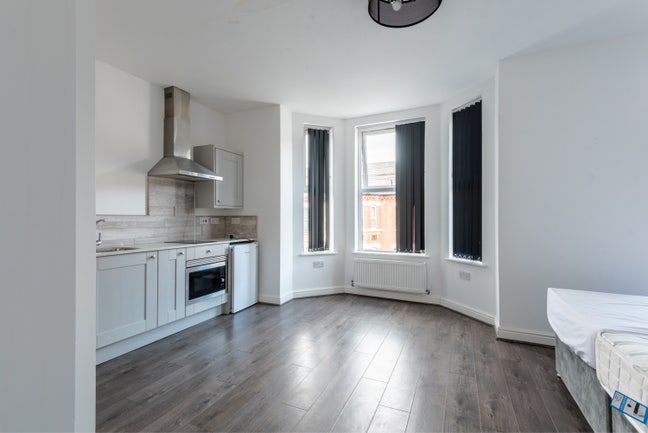 Clean Studio Apartment Close to Train Station Main Photo