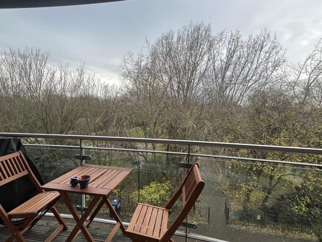 Bright room in a flat overlooking Haggerston Park Main Photo