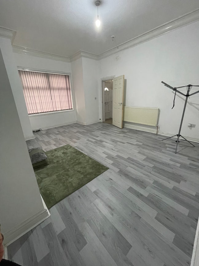 LS8 Room Available Now Main Photo