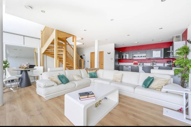 Penthouse Living – Double Room with Ensuite Main Photo