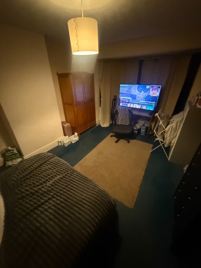 2 ppl need Main Photo