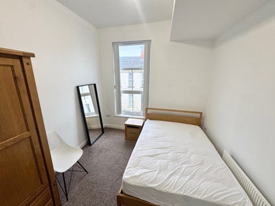 Large double room with private shower & toilet Main Photo