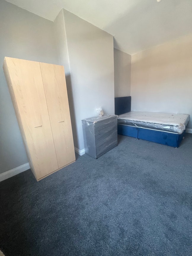 Stunning LS6 Room Available Main Photo