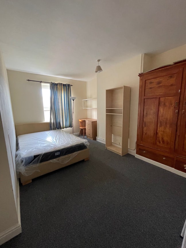 Hyde Park Room Available for Immediate Move Main Photo