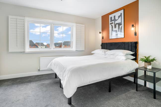 Contractors 5* shared AirbnbCH65 EllesmerePort Main Photo