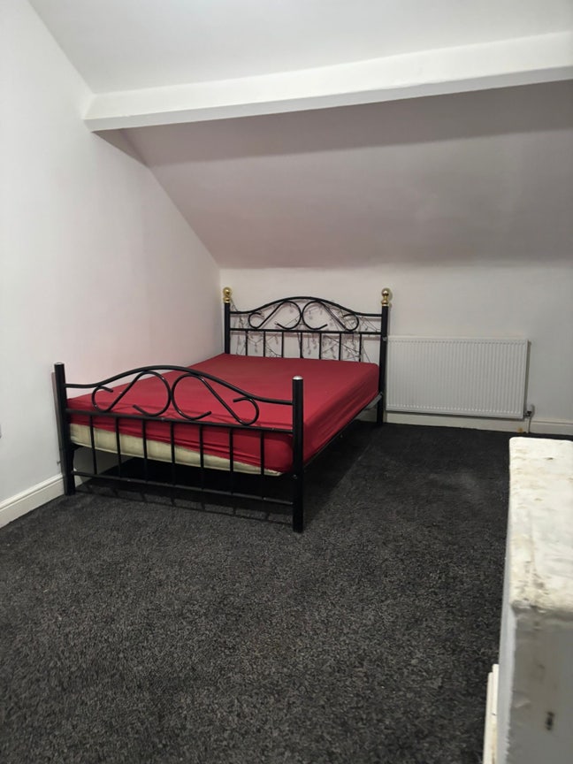 LS8 Stunning Room to Rent Now Available Main Photo