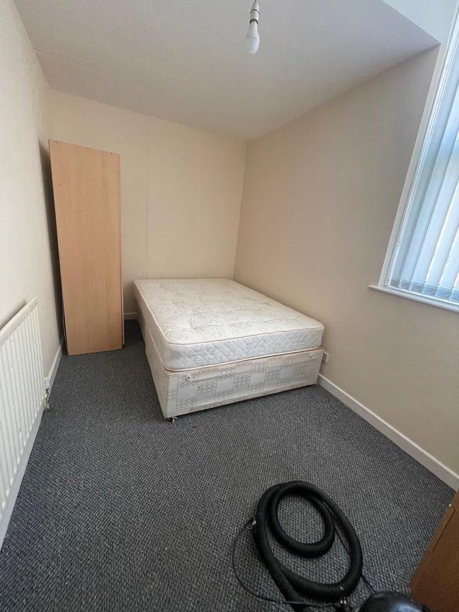 Beautiful Room in 2 Bed Available - LS11 Main Photo
