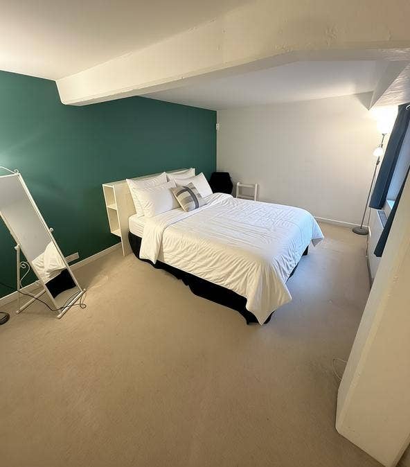 Spacious Double Room in Friendly Riverside Flat Main Photo