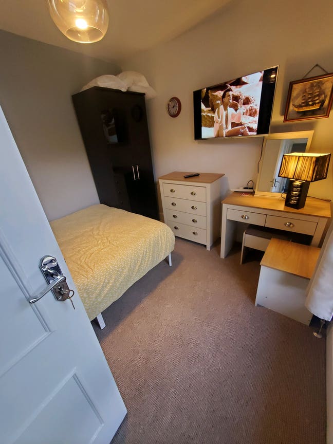 Bedroom for rent Main Photo