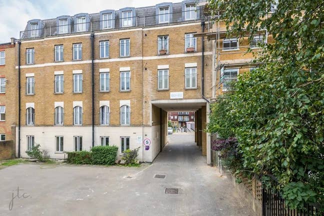 Queens Road, London Main Photo