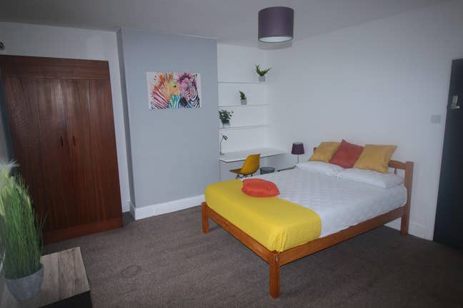 Clean & Comfortable Double Room in Popular Area  - Main Photo