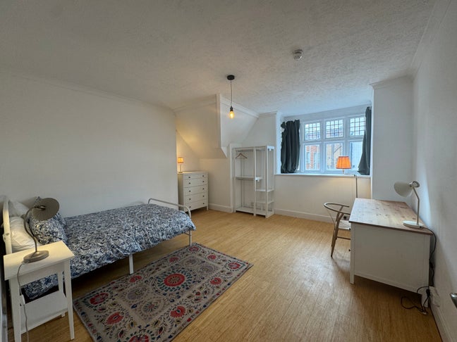 Lovely large room Bromley Main Photo