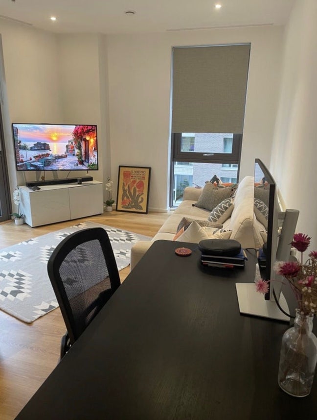 Bright double room in modern flat SW11 Main Photo