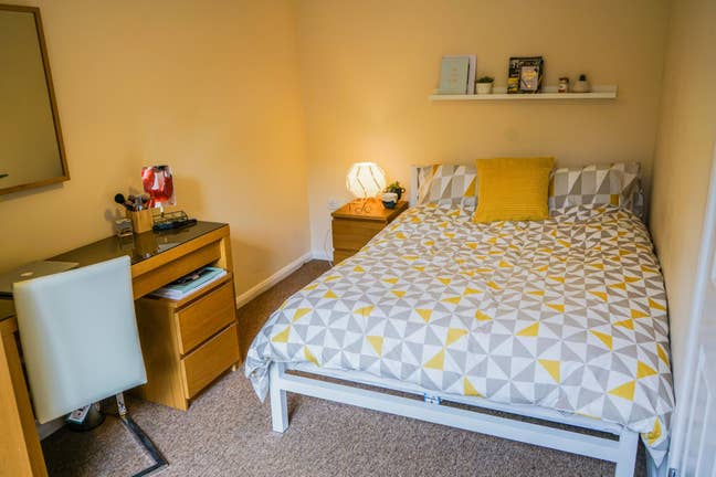    Great Ensuite  Room  -  HP13  Main Photo