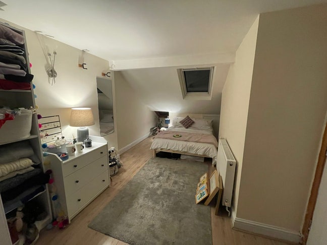 Spacious double room with en-suite in 3-bed house Main Photo